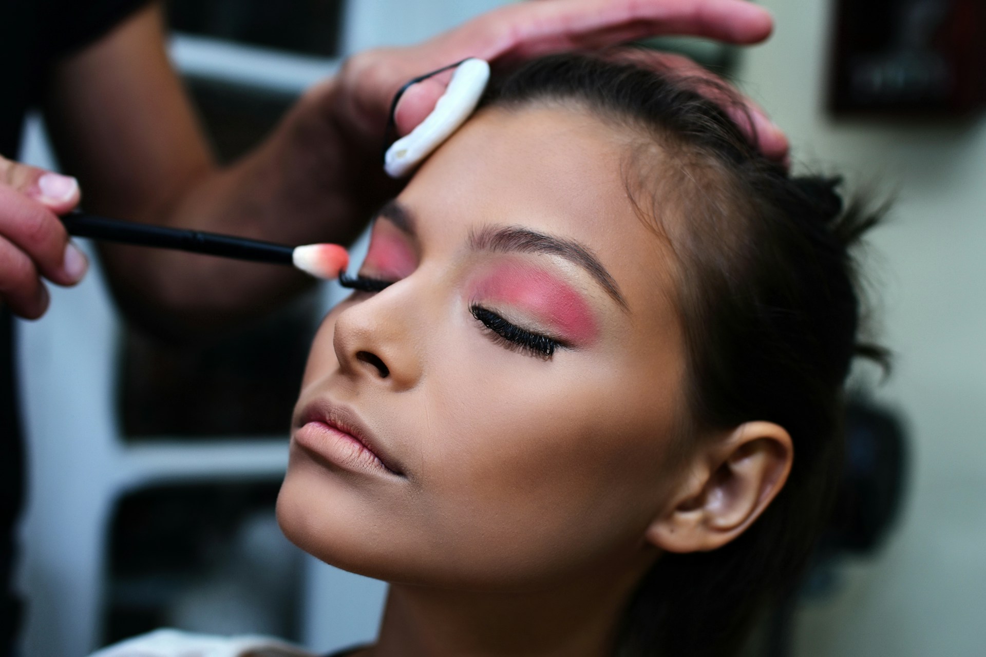 Übermäßiges Make-up und Microblading im Berufsleben